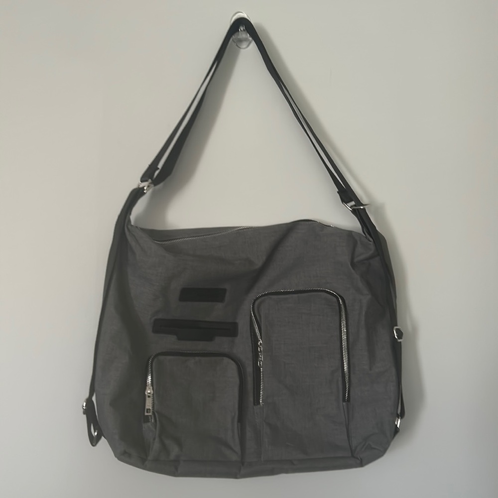 NWOT Prestige tote/travel zipper closure bag w/adjustable strap. Gray 18x14 in.